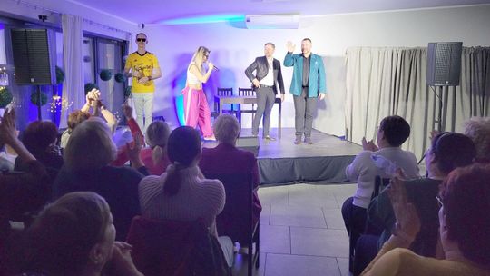 Widuchowa postawiła na śmiech. Kabaret Czwarta Fala rozbawił mieszkanki do łez