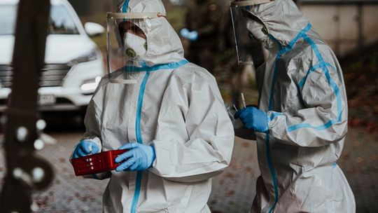 Więcej zakażeń i ofiar śmiertelnych