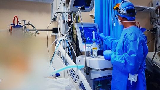 Więcej zakażeń w powiecie, ale mniej w kraju. Wciąż dużo zgonów