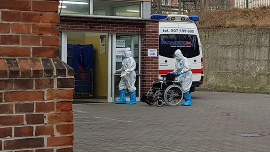 Więcej zakażonych w powiecie i zgon w szpitalu