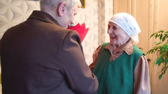 Wiek pełen wspomnień i radości. Honorowanie setnych urodzin pani Marianny Jemielniak Wiek pełen wspomnień i radości. Honorowanie setnych urodzin pani Marianny Jemielniak