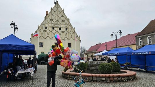 Wielkanocne tradycje wracają na rynek. Poczuj magię świąt i posłuchaj występu zespołu Borowiny Wielkanocne tradycje wracają na rynek. Poczuj magię świąt i posłuchaj występu zespołu Borowiny