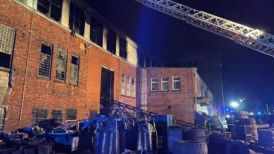 Wielki pożar opon. Niebezpieczna chmura gęstego dymu nad Odrą Wielki pożar opon. Niebezpieczna chmura gęstego dymu nad Odrą