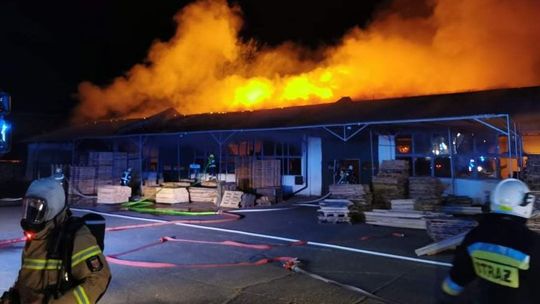 Wielki pożar tartaku. Potężne siły straży rzucone do akcji