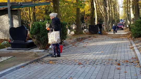 Wielkie sprzątanie na gryfińskim cmentarzu. Zaparkować prawie nie ma gdzie Wielkie sprzątanie na gryfińskim cmentarzu. Zaparkować prawie nie ma gdzie