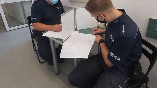 Wiemy, kiedy i czym zaszczepieni zostaną policjanci. Zgłosiła się garstka