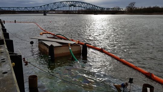 Wiemy, którędy wypływa zanieczyszczenie z zatopionej barki [FOTO, WIDEO]