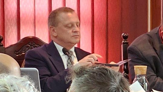 Senioralia będą w weekend, bo wiercił burmistrzowi dziurę w brzuchu