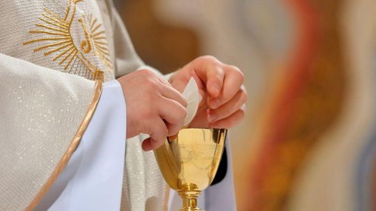 Ksiądz dał trzy koperty. Wierni są oburzeni Ksiądz dał trzy koperty. Wierni są oburzeni