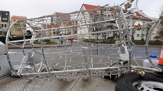 Wieszają już w mieście świąteczne ozdoby