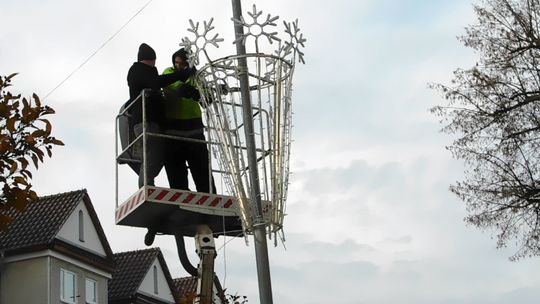 Wieszają świąteczne dekoracje