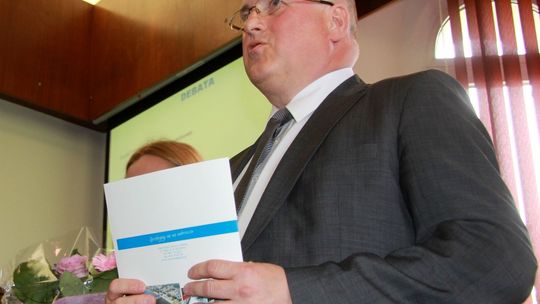 Wiezie z Warszawy ćwierć miliona złotych