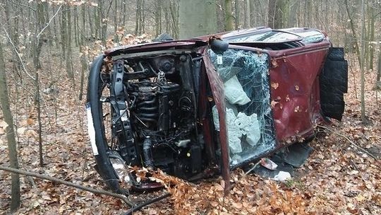 Wjechał do lasu i dachował. Rannych odwieziono do szpitala