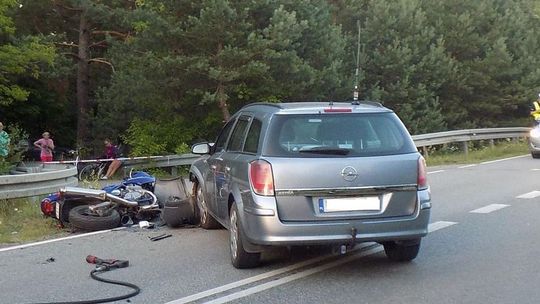 Wjechał motocyklem pod samochód