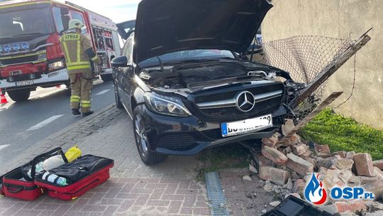 Wjechał na chodnik i uderzył w płot