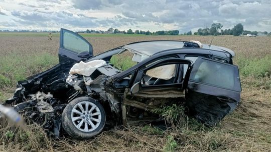 Nie zauważył pociągu i wjechał na przejazd kolejowy. Skutki opłakane