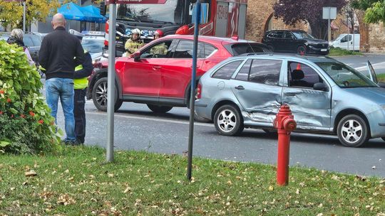 Wjechał pod SUV i spowodował mały karambol. Dwoje poszkodowanych odwieziono do szpitala