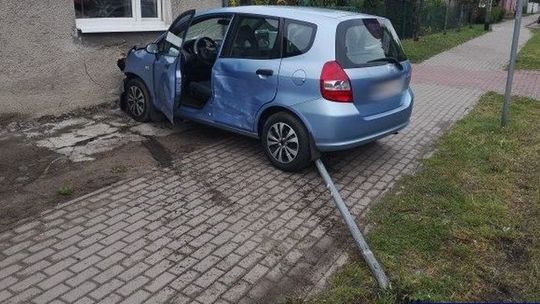 Wjechał w budynek. Pasażer w szpitalu