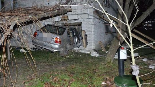 Wjechał w dom. Policja szuka kierowcy