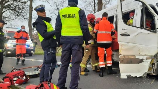 Wjechał w motorowerzystę i busa. Śmierć i ciężko ranni