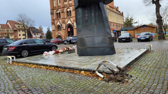 Wjechał w pomnik. W czym problem?