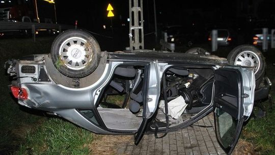 Wjechał z impetem na chodnik. Ojciec z synem cudem uniknęli śmierci