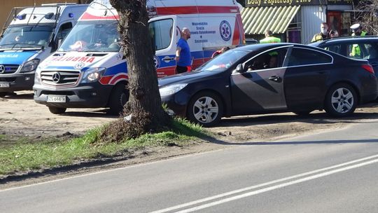 Wjechała w policyjny samochód. Funkcjonariusz odwieziony do szpitala