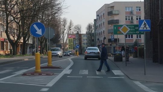 Włamał się do auta na tzw. pasówkę w biały dzień na głównej ulicy Gryfina