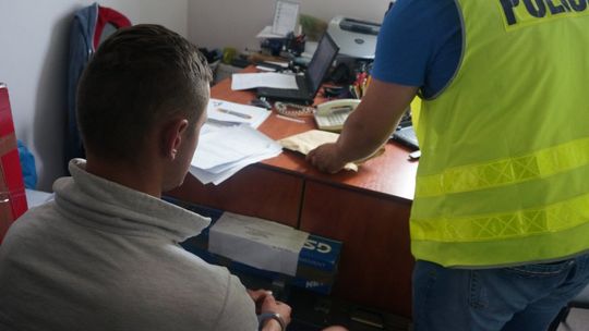 Włamał się do auta. Policjanci zatrzymali go na gorącym uczynku