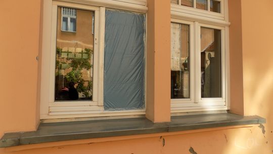 Włamywacz wszedł przez to okno. Dyrektorka w szoku