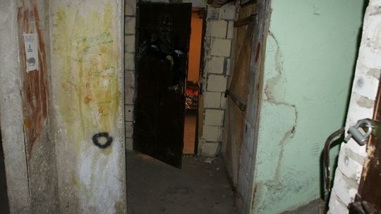 Włamywacz zostawił otwarte drzwi do piwnicy