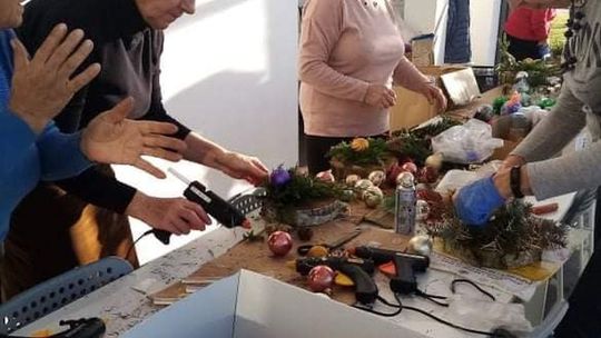 Własnoręcznie zrobione świąteczne stroiki podarują osobom samotnym, starszym i niepełnosprawnym