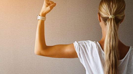 Włosy przetłuszczające się u nasady i suche na końcach? Najlepsze metody na pozbycie się tłustych włosów