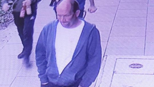 Włożył jej rękę pod sukienkę. Dotykał ciała kobiety