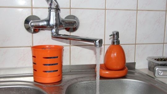 Woda skażona rakotwórczym benzopirenem. Próbki pobrano do badania 