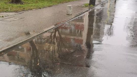Woda z ulicy zalewa piwnice! - alarmuje czytelnik