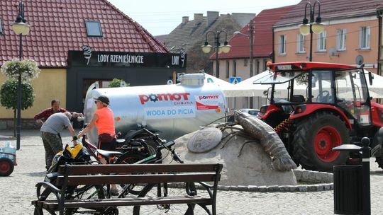 Wodę muszą czerpać z beczkowozów