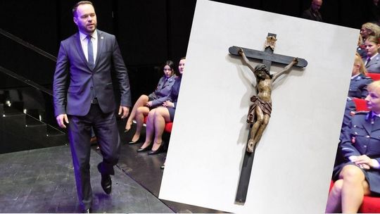 "Urząd to nie kościół".  Tak kończy się długa i głośna sprawa o krzyż