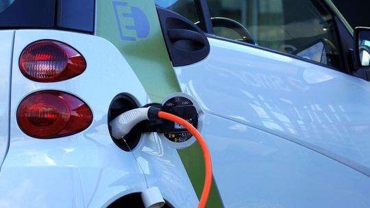 Wojewoda przekaże marszałkowi samochód elektryczny