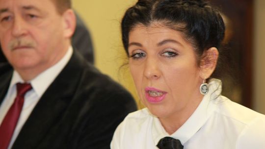 Wojna o insygnia już na początku