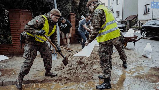 Wojsko pomaga strażakom usuwać skutki zalania posesji i dróg 