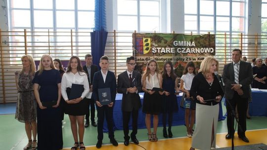 Wójt wręczyła stypendia zdolnym uczniom