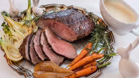 Wołowina wolno pieczona z sosem serowo-chrzanowym