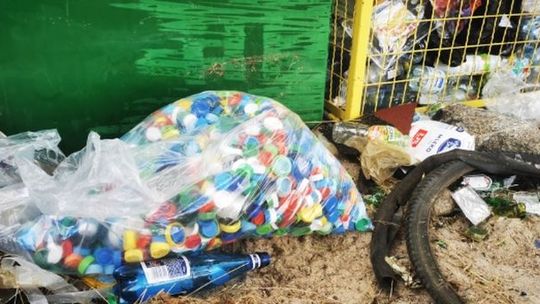 Worek nakrętek znaleziony na... śmietniku