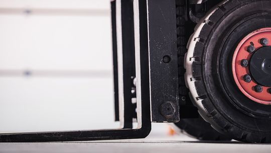 Wózki widłowe – rodzaje, zalety i parametry wózków widłowych