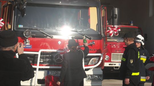 Wozy strażackie i łodzie ratownicze dla Ochotniczych Straży Pożarnych