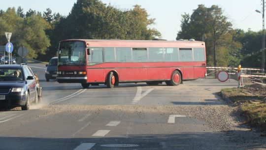Wpadając w tę dziurę można urwać koło albo nawet zawieszenie