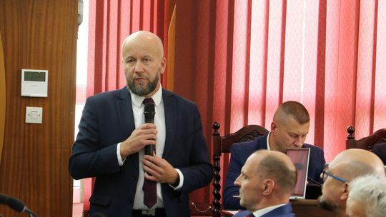 Wpadka służb Sawaryna. Przyjęty bez konkursu radny PiS nie zdał egzaminu?