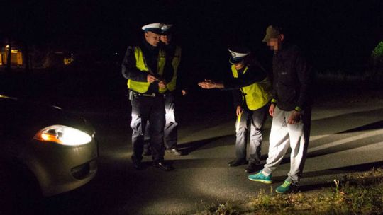 Wpadł do rowu, bo próbował ominąć pieszego. Pieszy bez odblasków dostał mandat