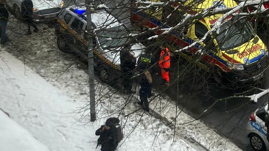 Wpadł prosto pod samochód. Zdarzenie w centrum Gryfina